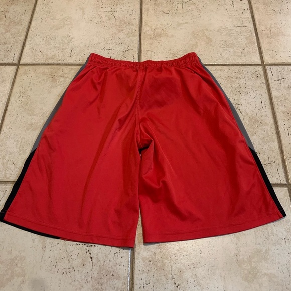 Under Armour Youth Boys Red Athletic Shorts - Size Youth Large YL - Picture 3 of 5